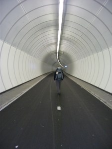 Wandelen door de tunnel